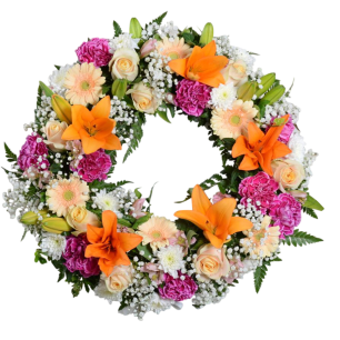 En blomsterkrans med orange liljor, rosa och vita nejlikor, samt små vita blommor och gröna blad.